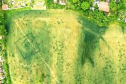 Thanks to the relatively dry spring weather, the outlines of these features stood out clearly – visible as differences in height and color in the ripening crops.