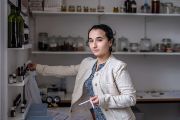 Laura Juliana Prieto Pabón vystudovala organickou chemii na Kolumbijské národní univerzitě v Bogotě a parfumérskou chemii na francouzské Univerzitě Côte d’Azur. Je doktorandkou v Ústavu organické chemie a biochemie AV ČR ve skupině Chemie přírodních látek. Specializuje se na organickou chemii a analýzu vůní. V projektu Alchymie vůní má na starosti její chemickou část a aktivně se podílí na workshopech výroby starověkých parfémů pro veřejnost.
